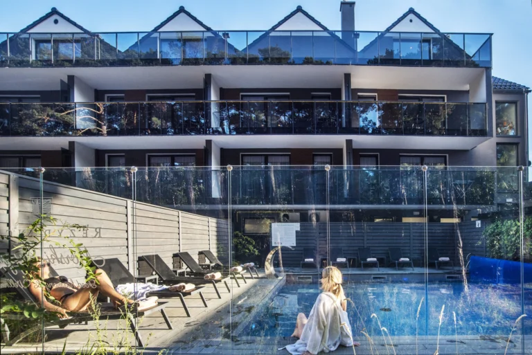 Dlaczego warto wybrać hotel z basenem nad morzem?