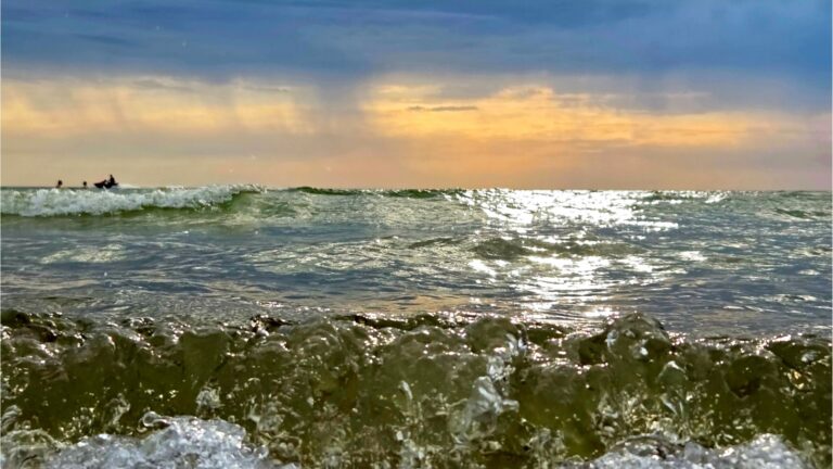 Jak pływać bezpiecznie i korzystać z Bałtyku poza sezonem