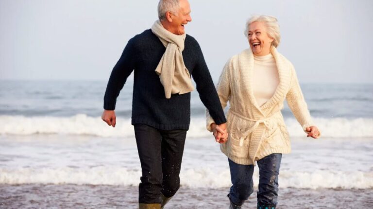 Przewodnik dla seniorów – spokojny wypoczynek nad morzem późną jesienią
