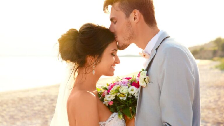 Sesje zdjęciowe dla par nad morzem w okresie spokoju – inspiracje