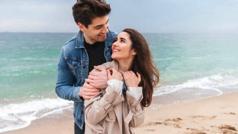 Warstwowe ubieranie się na spacer brzegiem morza jesienią