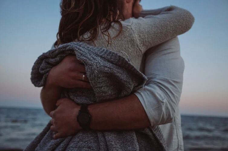 Romantyczne jesienne spacery po plaży – Bałtyk, który zbliża